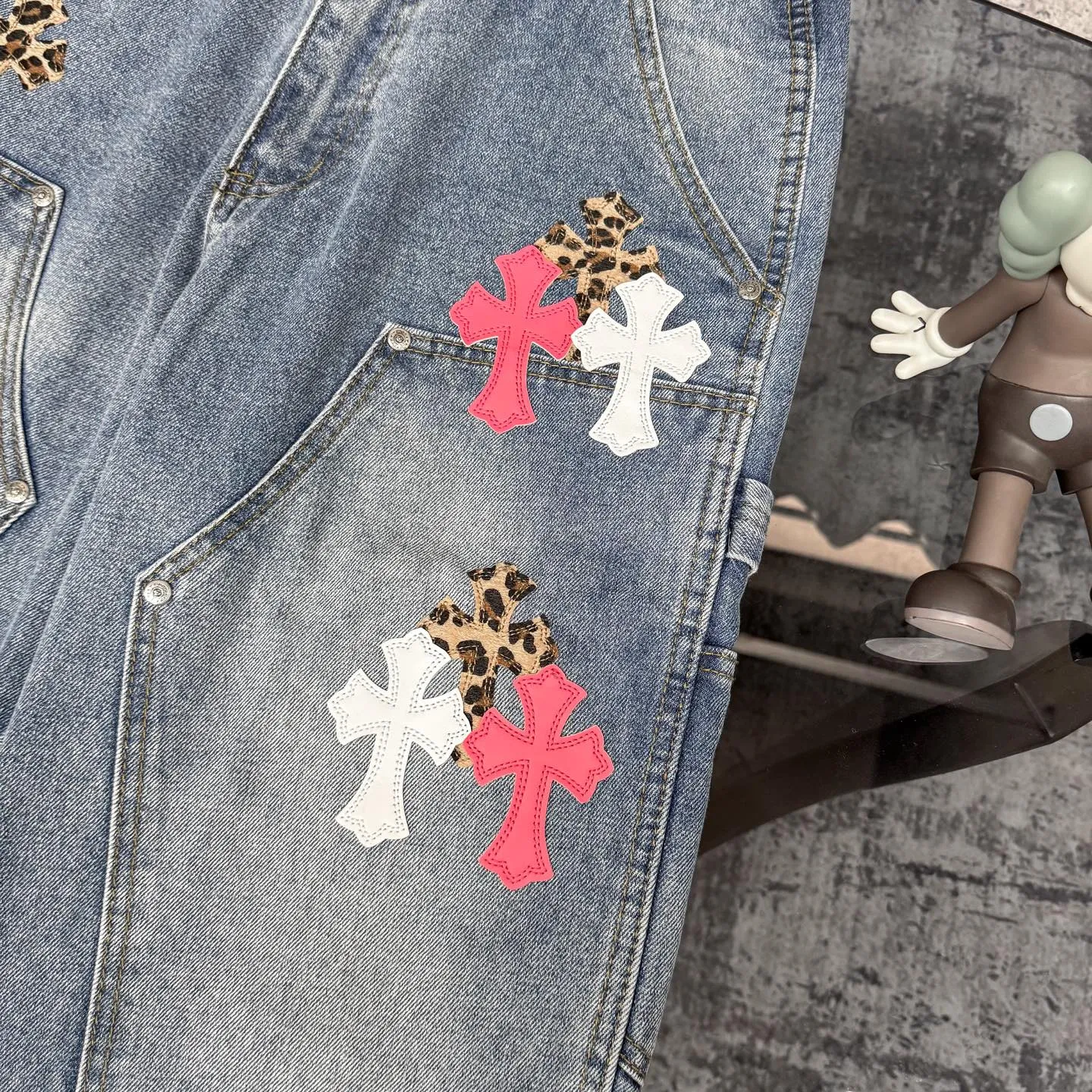 P280 CH Chromehearts Malaysia-limited leopard print cross patchwork leather workwear jeans and logging pants. The counter price is 34W. It is decorated with patchwork cross patterns and washed jeans! ! An absolutely high-end luxury product, a 1.9W-level god-level single product, a super popular product, made by top heavy industry, a magic weapon that cannot be missed! [About Zangyin] This is an extremely luxurious fashion brand that can also be called the aristocracy of the high street. It has always been an exclusive brand for some hipsters or rich second generations. Compared with ordinary high streets, it is more luxurious and noble. Compared with luxury brands, it is more fashionable and individual. It has always been a brand that I have a special liking for. [Top heavy industry fashion design] Consistently high-street luxury style. Speaking of this style, the Zangyin family and GU family are definitely the leading representative brands. Especially the Zangyin family has really achieved a state-of-the-art effect in creating high-street style. The unique washed material is used to create this style. The color system is already quite eye-catching. After it is decorated with patchwork cross flowers, it cleverly highlights the charm of the brand. Secondly, this style uses classic The high-waist cutting design highlights the long legs and fashionable temperament of the upper body. The brand is highly recognizable and the slim fit configuration is more suitable for daily wear. It is a product that interprets personality, fashion, and specifications at a glance. This single product is enough to make any fan excited. It can be a white T-shirt for a youthful college style, or a tight suspender for a royal style. It has strong matching ability and can be easily controlled by men.  [Materials and craftsmanship] Needless to say, this point goes without saying. As an excellent craftsman brand, Zangyin’s requirements for details and craftsmanship are really perfect. The washed color of this model has gone through so many processes, not to mention the embellishment of denim appliques. It is also purely hand-made and sewn. Just like what they believe in, only hand-made things have soul and have the meaning of wear. A top-notch heavy-duty fashionable denim item, I look forward to your perfect interpretation! !  Color: blue Size: 28-36